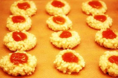 Macaroons with carrot cake jam